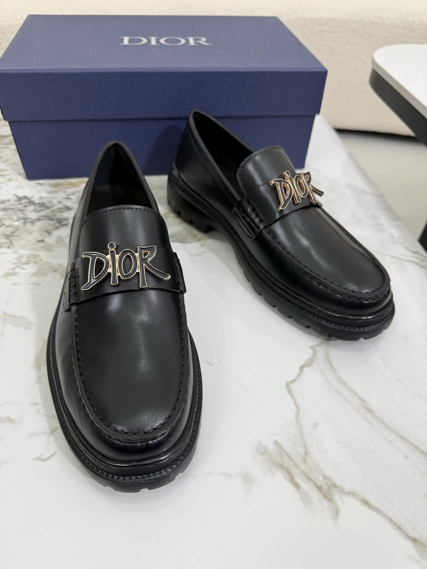 [ DIOR ] Top P: 820💰 ▪️Size: 39-44 (customized for 38.45) Top male leather shoes DIOR Dior combines high-quality materials and exquisite details. The imported cowhide leather upper is embellished with Gancio buckles, showing a luxurious style. Imported cattle. TP sole is light and flexible in texture